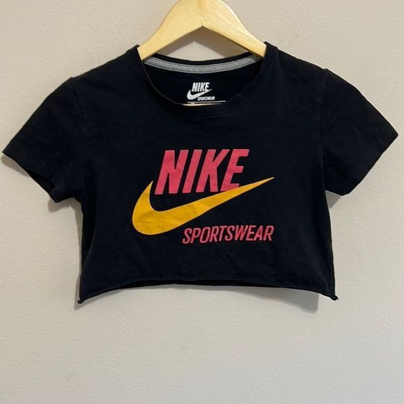Nike Tops - Nike Cropped Black Short Sleeve Slim Fit T-Shirt